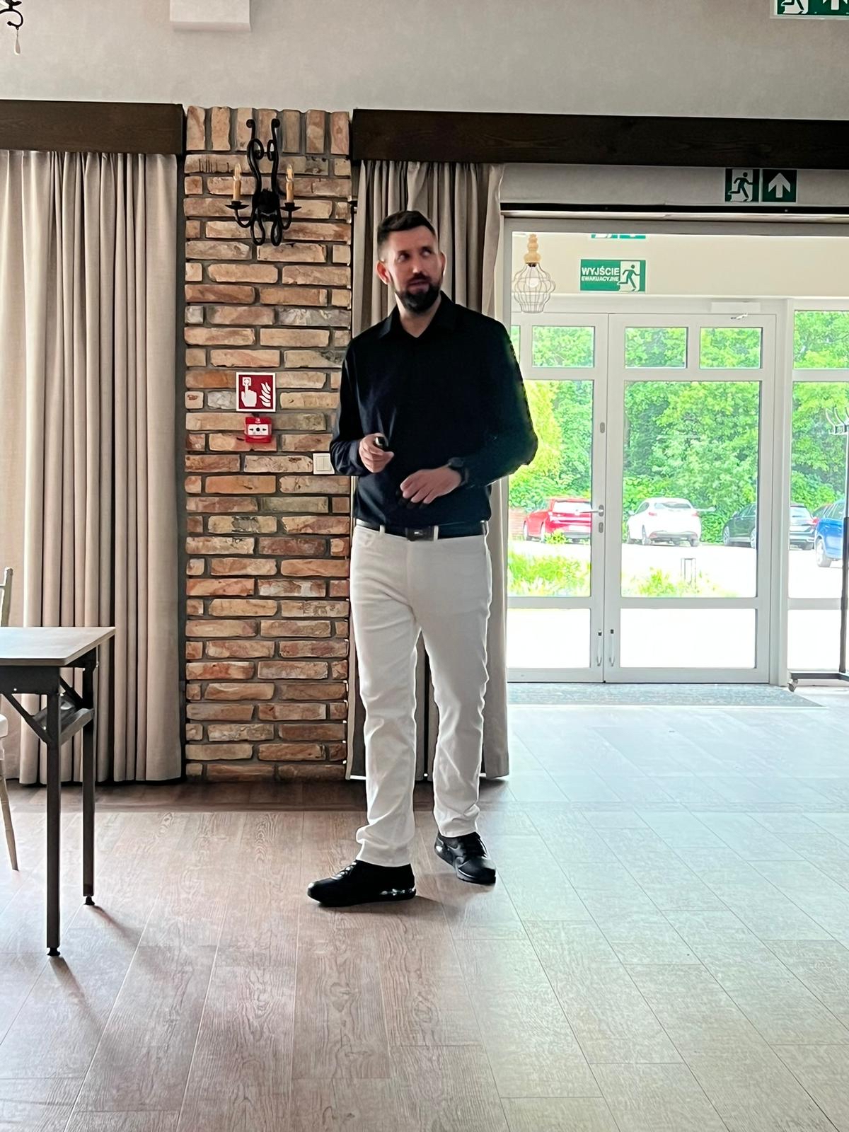 Trener podczas szkolenia